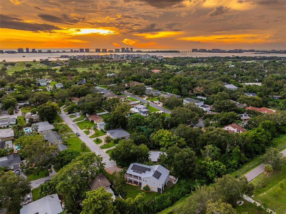 En Venta: $879,000 (4 camas, 2 baños, 3072 Pies cuadrados)