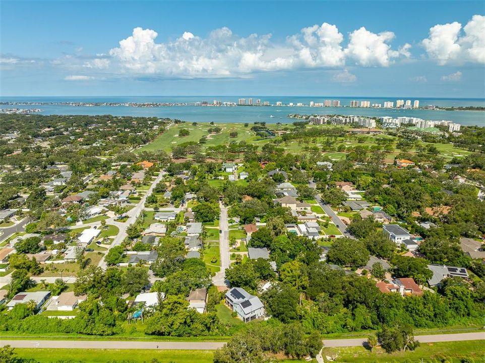 En Venta: $879,000 (4 camas, 2 baños, 3072 Pies cuadrados)