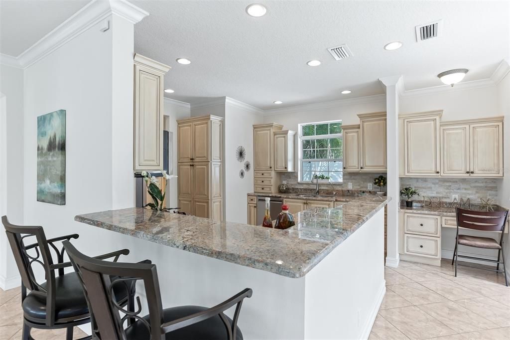 En Venta: $879,000 (4 camas, 2 baños, 3072 Pies cuadrados)