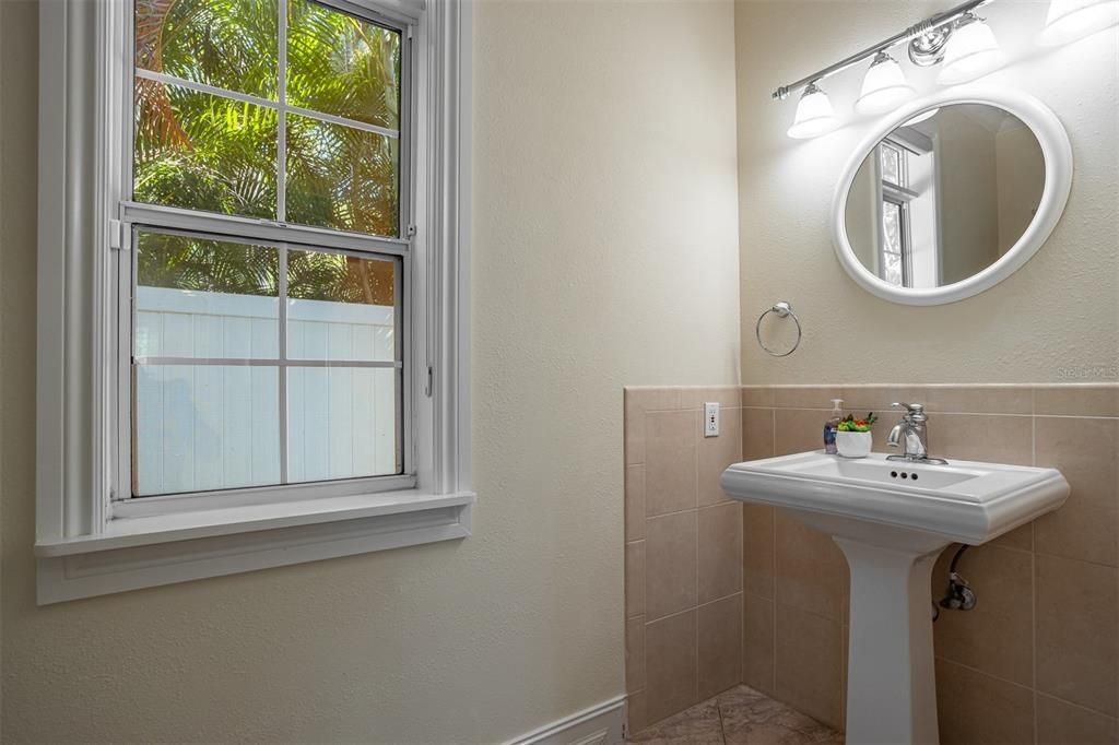 En Venta: $879,000 (4 camas, 2 baños, 3072 Pies cuadrados)