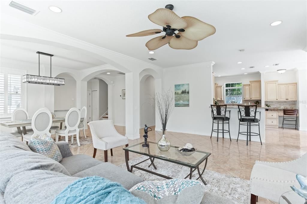 En Venta: $879,000 (4 camas, 2 baños, 3072 Pies cuadrados)