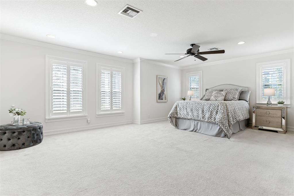 En Venta: $879,000 (4 camas, 2 baños, 3072 Pies cuadrados)