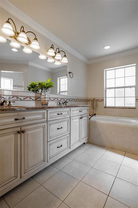 En Venta: $879,000 (4 camas, 2 baños, 3072 Pies cuadrados)