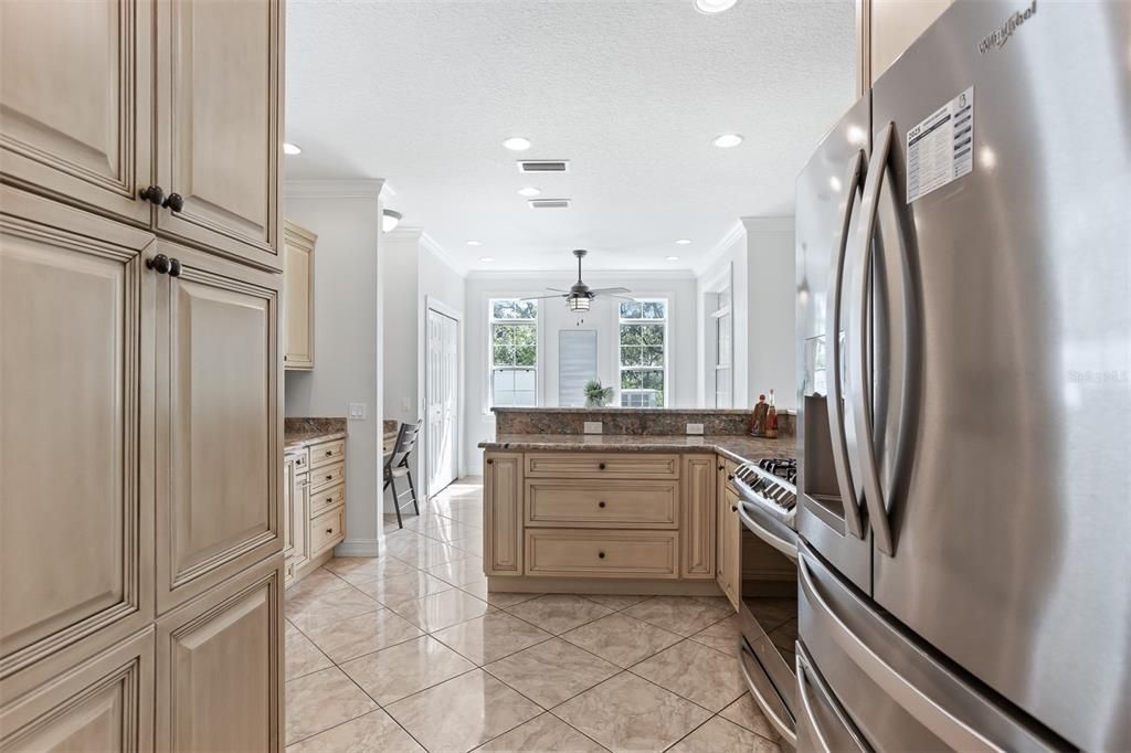 En Venta: $879,000 (4 camas, 2 baños, 3072 Pies cuadrados)