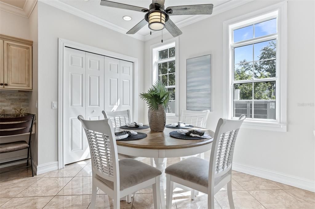 En Venta: $879,000 (4 camas, 2 baños, 3072 Pies cuadrados)