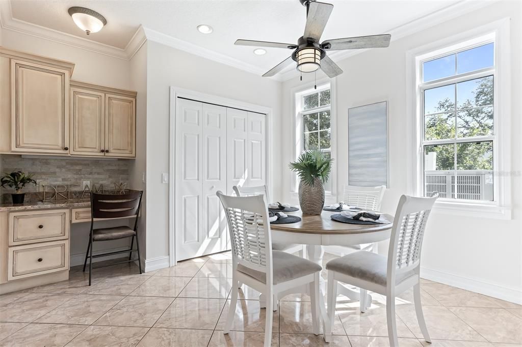 En Venta: $879,000 (4 camas, 2 baños, 3072 Pies cuadrados)