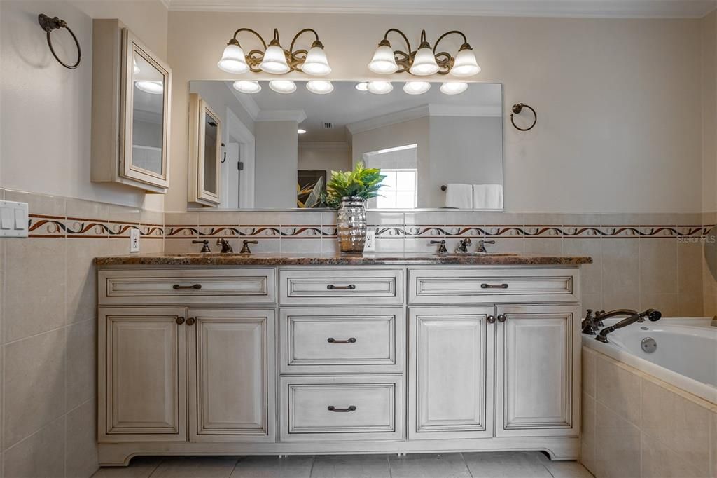 En Venta: $879,000 (4 camas, 2 baños, 3072 Pies cuadrados)