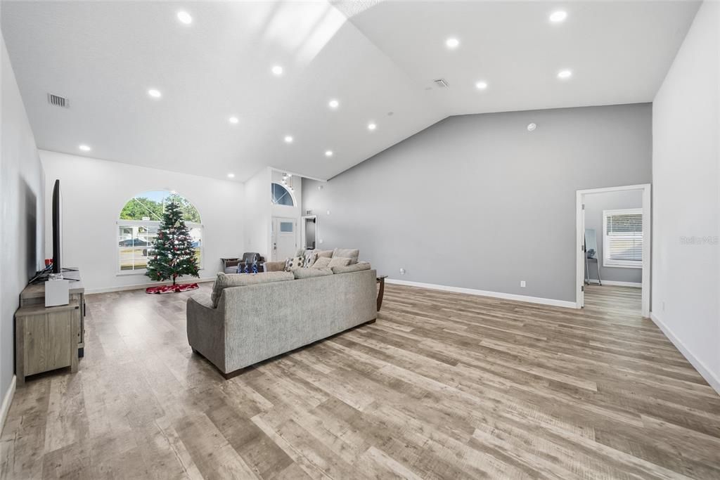 En Venta: $625,000 (5 camas, 4 baños, 2521 Pies cuadrados)