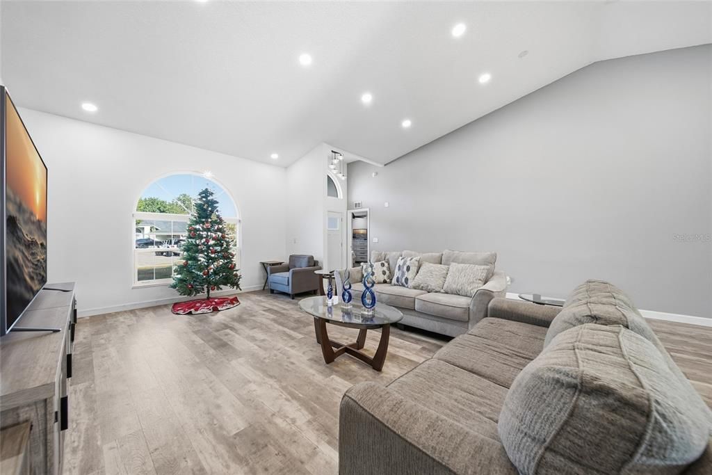 En Venta: $625,000 (5 camas, 4 baños, 2521 Pies cuadrados)