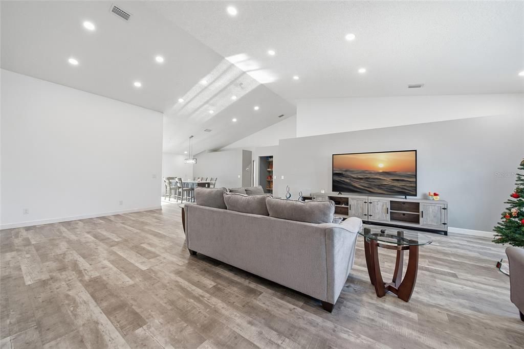 En Venta: $625,000 (5 camas, 4 baños, 2521 Pies cuadrados)