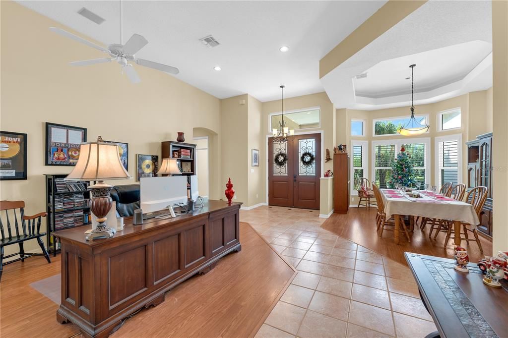 En Venta: $895,000 (4 camas, 3 baños, 3055 Pies cuadrados)