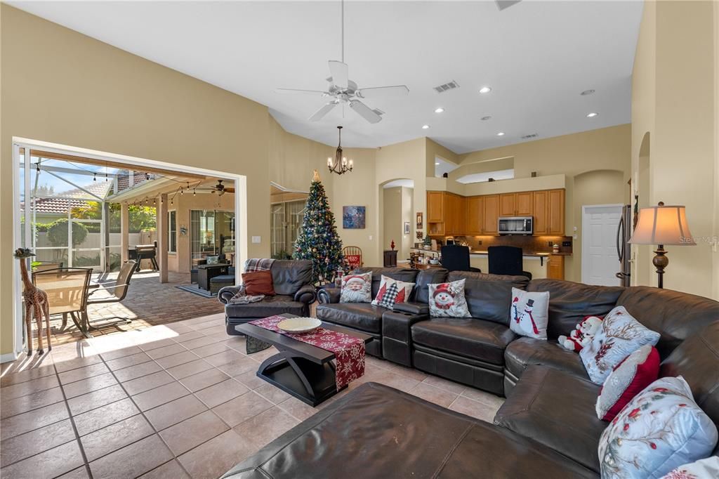 En Venta: $895,000 (4 camas, 3 baños, 3055 Pies cuadrados)