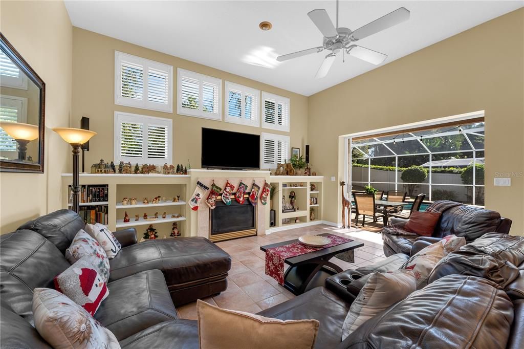 En Venta: $895,000 (4 camas, 3 baños, 3055 Pies cuadrados)