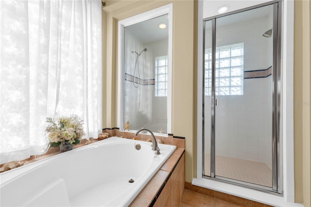 En Venta: $895,000 (4 camas, 3 baños, 3055 Pies cuadrados)