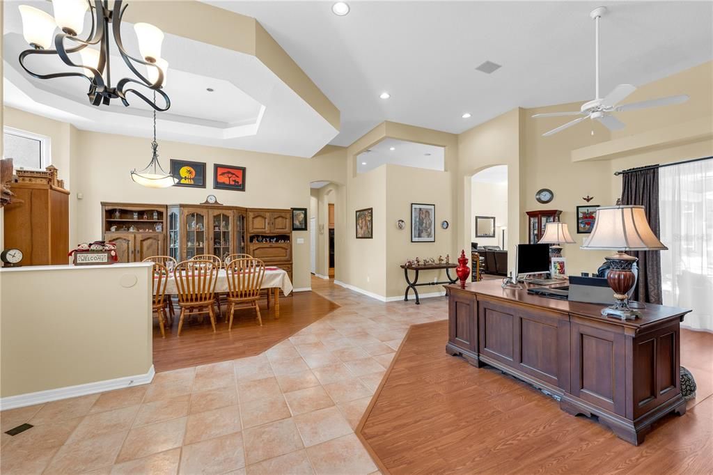 En Venta: $895,000 (4 camas, 3 baños, 3055 Pies cuadrados)