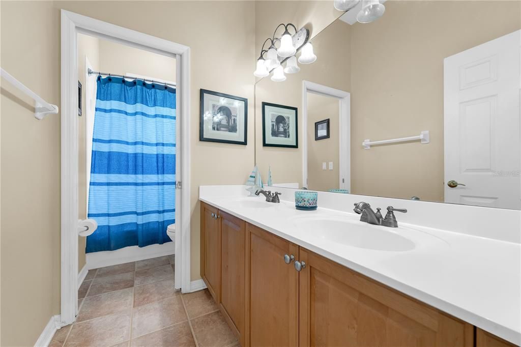 En Venta: $895,000 (4 camas, 3 baños, 3055 Pies cuadrados)