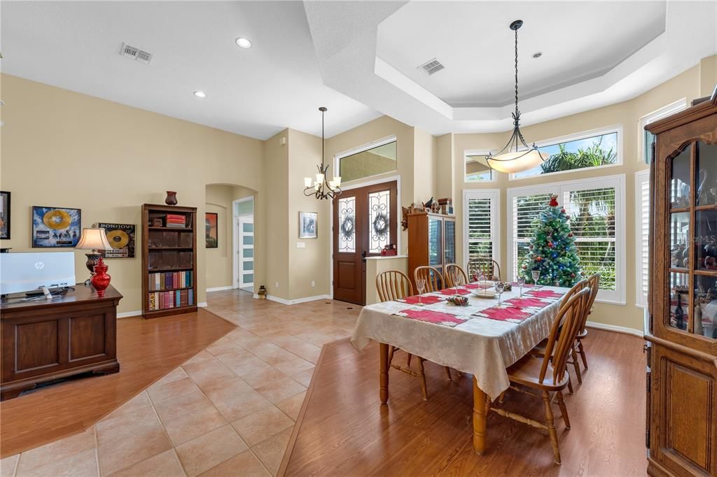 En Venta: $895,000 (4 camas, 3 baños, 3055 Pies cuadrados)