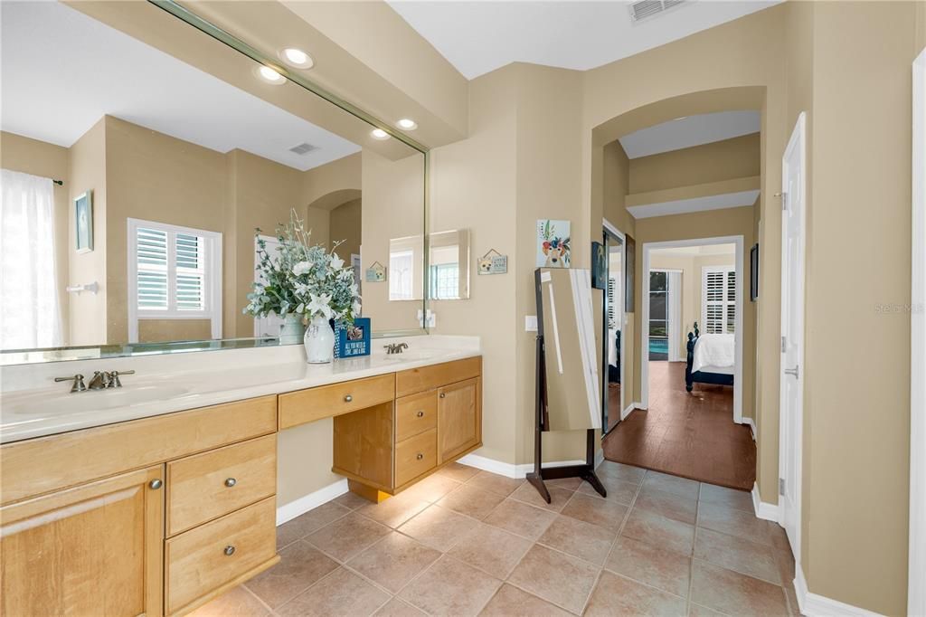 En Venta: $895,000 (4 camas, 3 baños, 3055 Pies cuadrados)