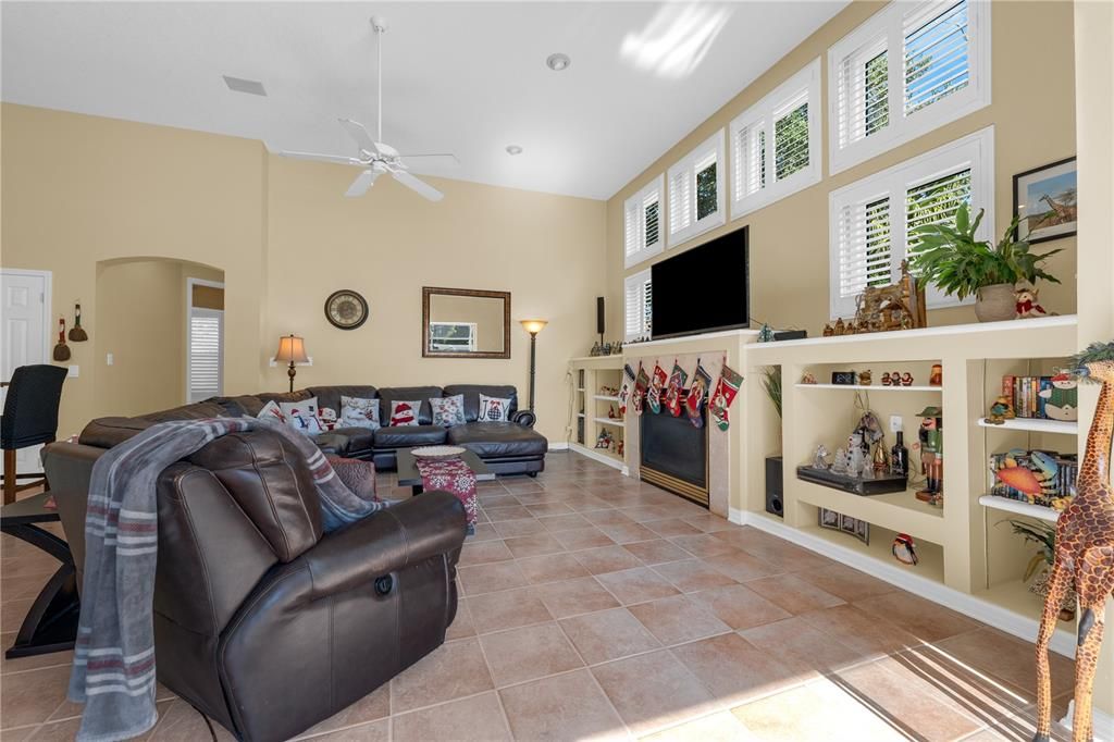 En Venta: $895,000 (4 camas, 3 baños, 3055 Pies cuadrados)