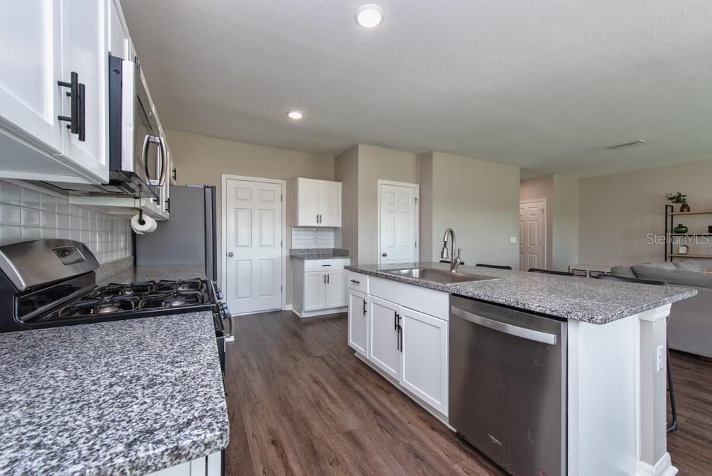 待售: $395,000 (4 贝兹, 2 浴室, 2266 平方英尺)