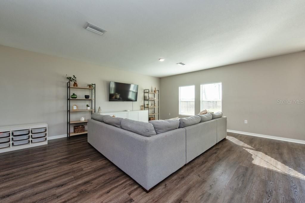 待售: $395,000 (4 贝兹, 2 浴室, 2266 平方英尺)