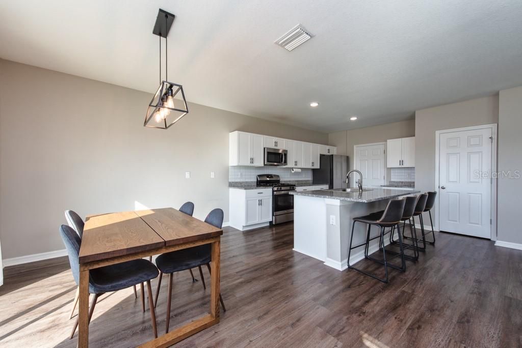 待售: $395,000 (4 贝兹, 2 浴室, 2266 平方英尺)