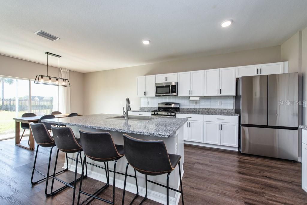 待售: $395,000 (4 贝兹, 2 浴室, 2266 平方英尺)