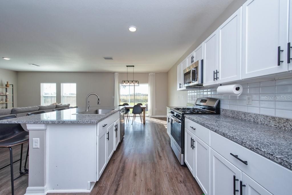 待售: $395,000 (4 贝兹, 2 浴室, 2266 平方英尺)