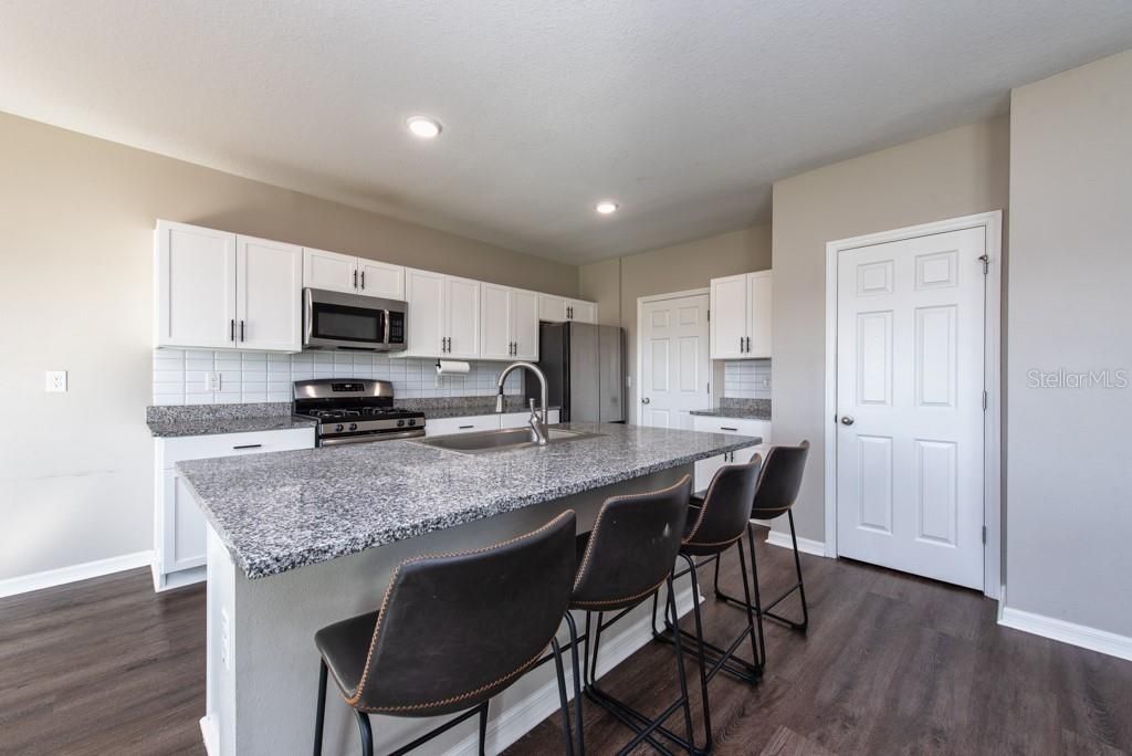 待售: $395,000 (4 贝兹, 2 浴室, 2266 平方英尺)