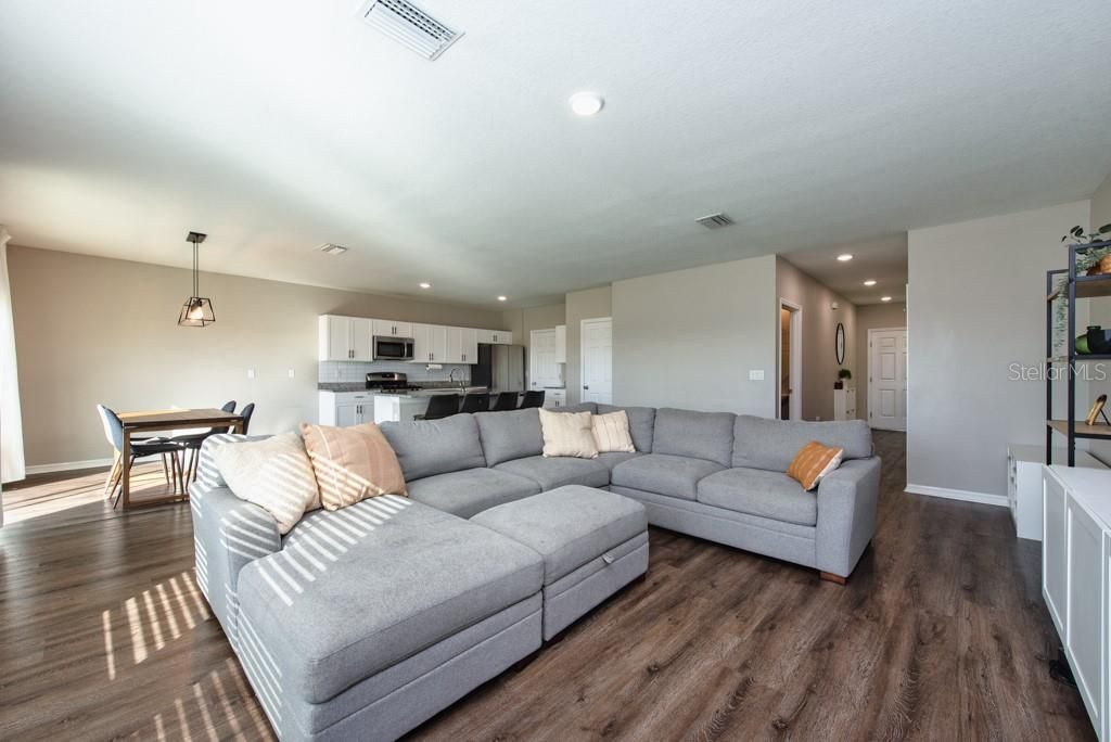 待售: $395,000 (4 贝兹, 2 浴室, 2266 平方英尺)