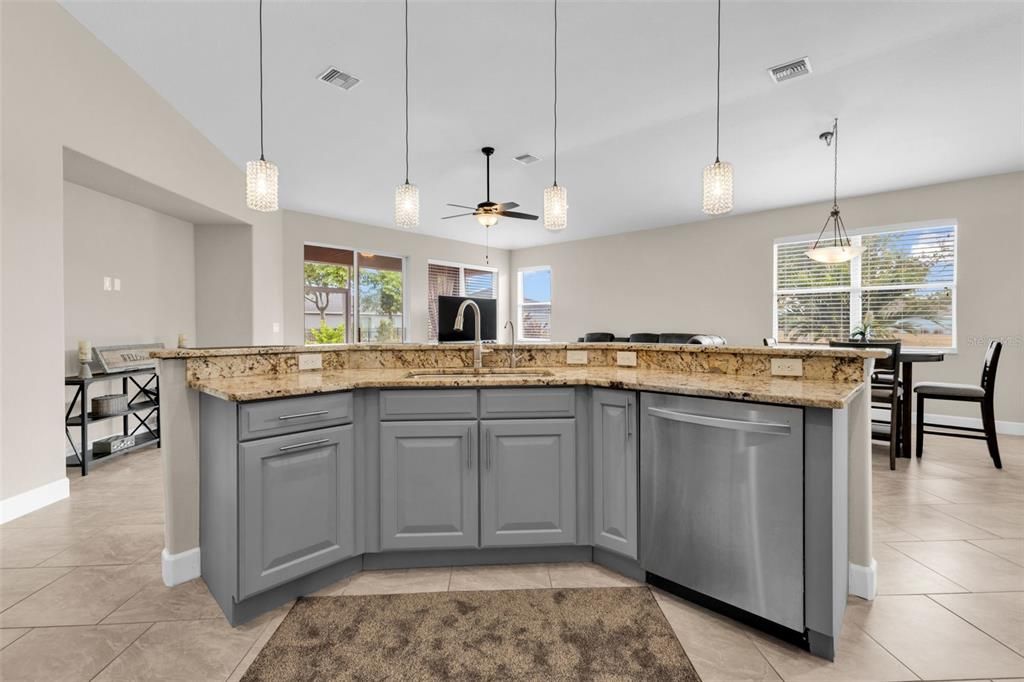 En Venta: $428,400 (3 camas, 2 baños, 2221 Pies cuadrados)