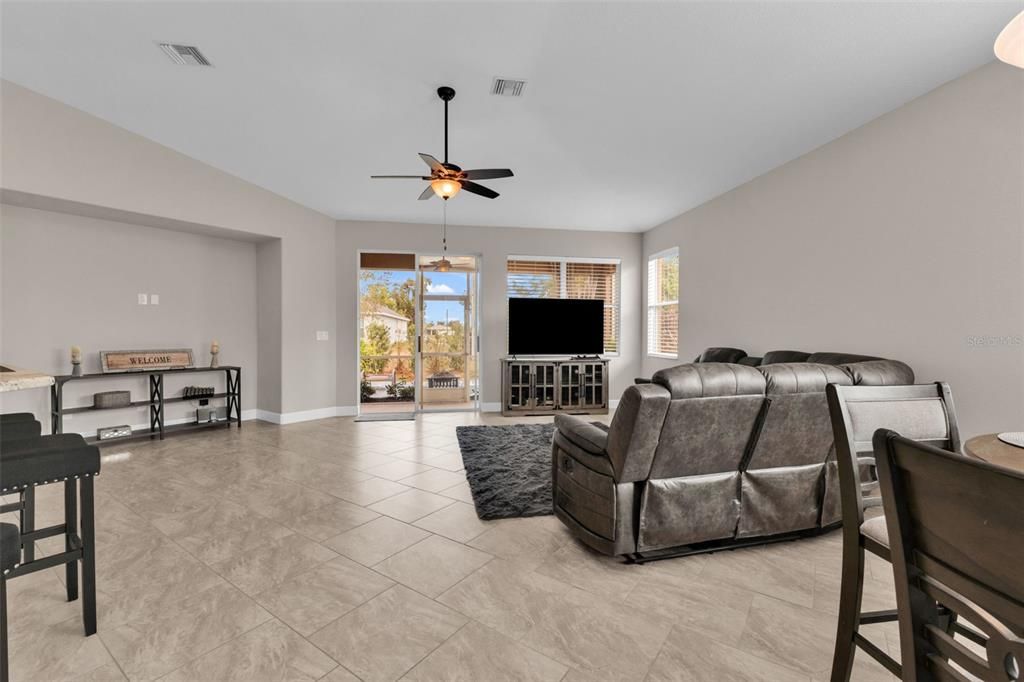 En Venta: $428,400 (3 camas, 2 baños, 2221 Pies cuadrados)