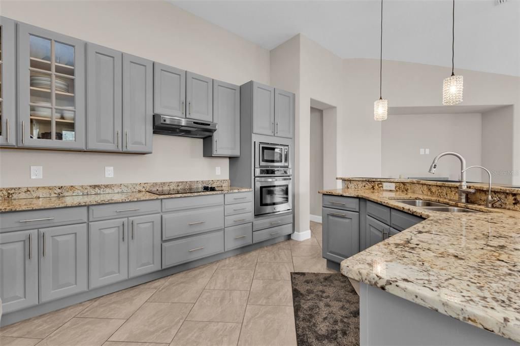 En Venta: $428,400 (3 camas, 2 baños, 2221 Pies cuadrados)