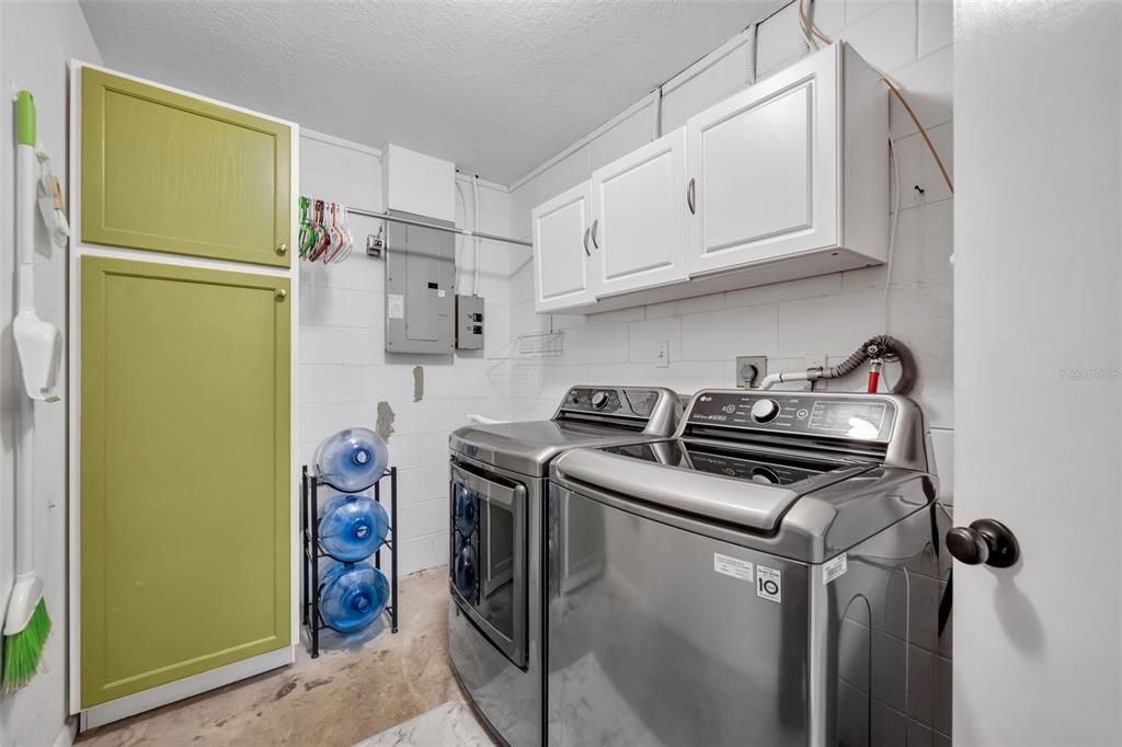 For Sale: $324,900 (3 beds, 2 baths, 1378 Square Feet)