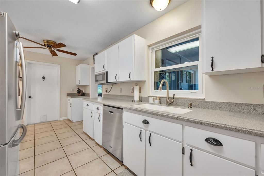 For Sale: $324,900 (3 beds, 2 baths, 1378 Square Feet)