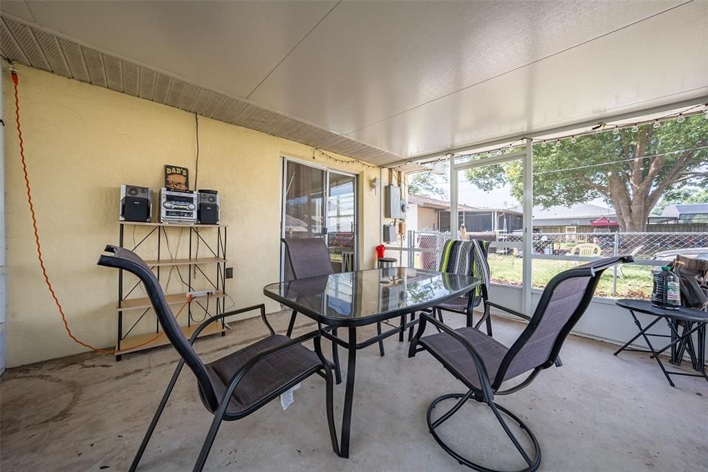 For Sale: $325,000 (2 beds, 2 baths, 1374 Square Feet)