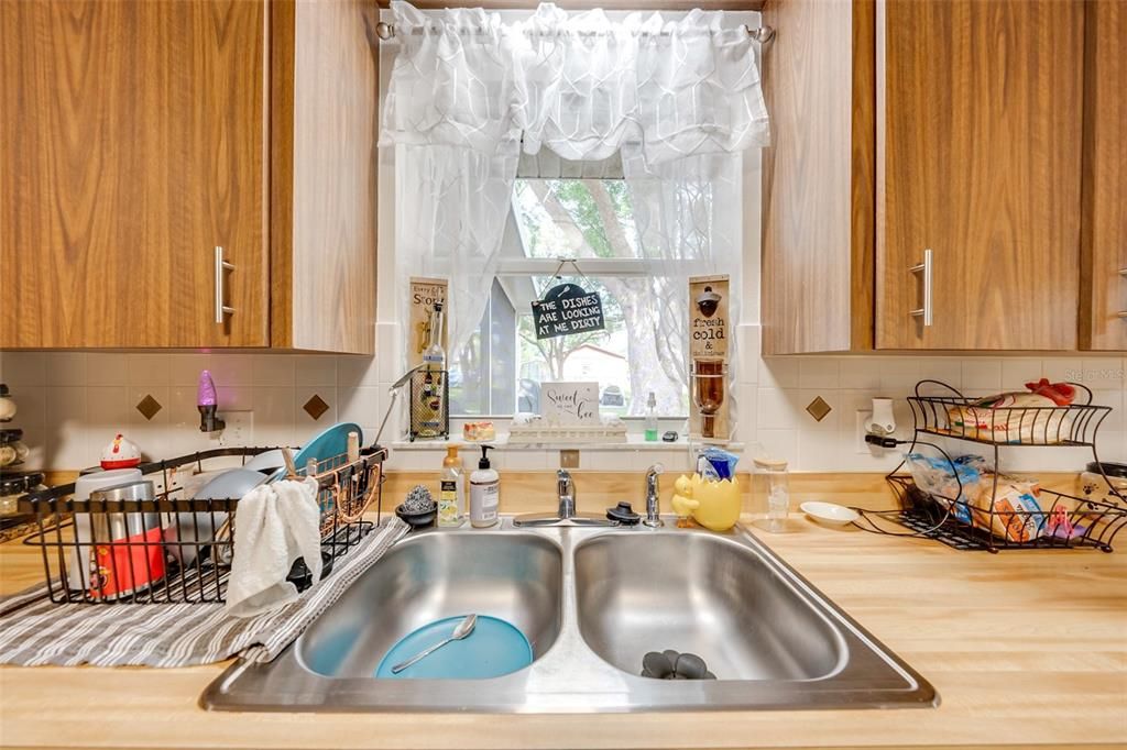 For Sale: $325,000 (2 beds, 2 baths, 1374 Square Feet)