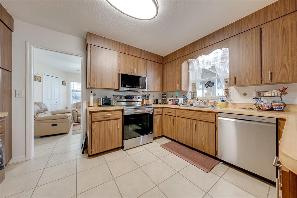 For Sale: $325,000 (2 beds, 2 baths, 1374 Square Feet)