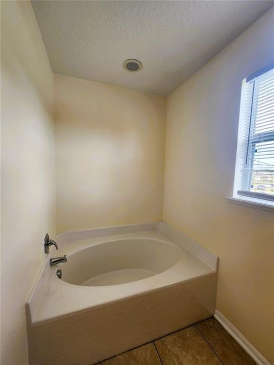 For Rent: $1,849 (4 beds, 2 baths, 2250 Square Feet)