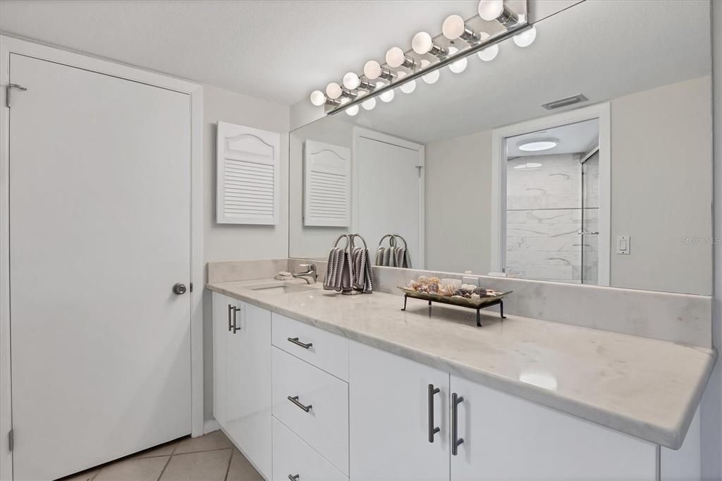 待售: $925,000 (2 贝兹, 2 浴室, 1393 平方英尺)