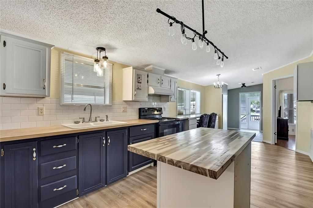 待售: $175,000 (4 贝兹, 2 浴室, 1620 平方英尺)