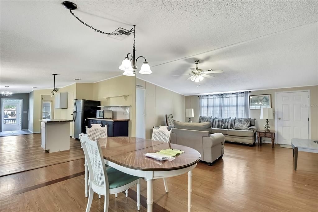 待售: $175,000 (4 贝兹, 2 浴室, 1620 平方英尺)