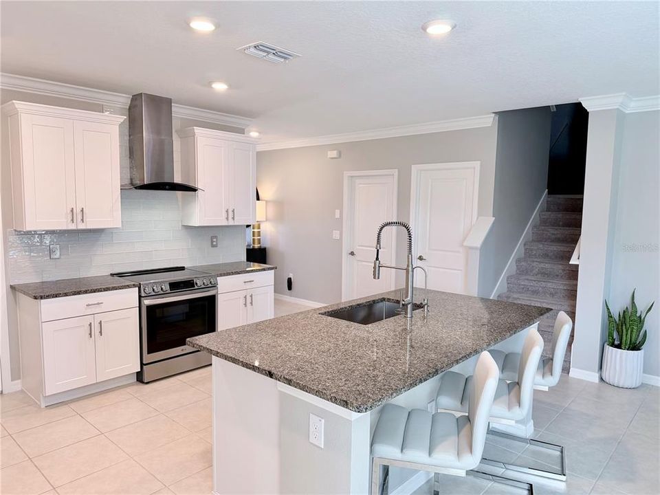 For Rent: $3,600 (5 beds, 2 baths, 2896 Square Feet)