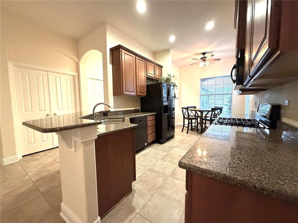 На продажу: $306,900 (2 спален, 2 ванн, 1455 Квадратных фут)