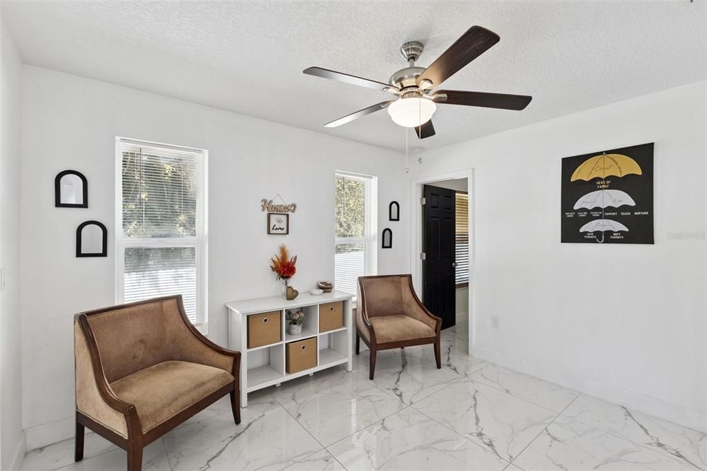 En Venta: $369,000 (4 camas, 2 baños, 1619 Pies cuadrados)