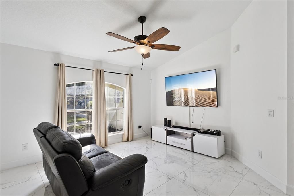 En Venta: $369,000 (4 camas, 2 baños, 1619 Pies cuadrados)