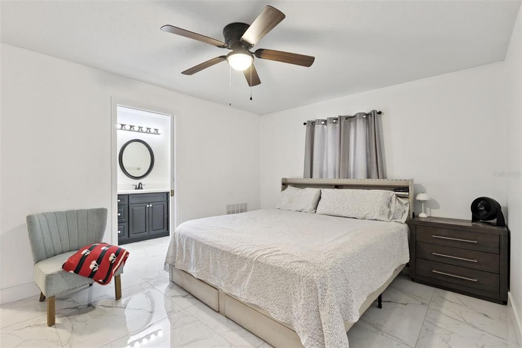 En Venta: $369,000 (4 camas, 2 baños, 1619 Pies cuadrados)