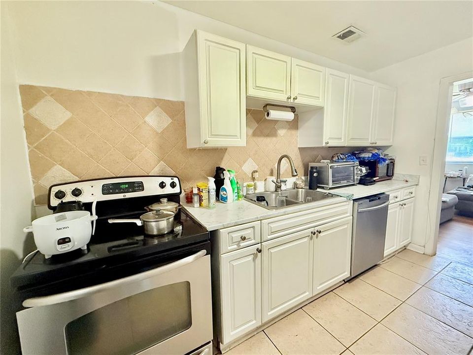 На продажу: $174,900 (3 спален, 1 ванн, 884 Квадратных фут)