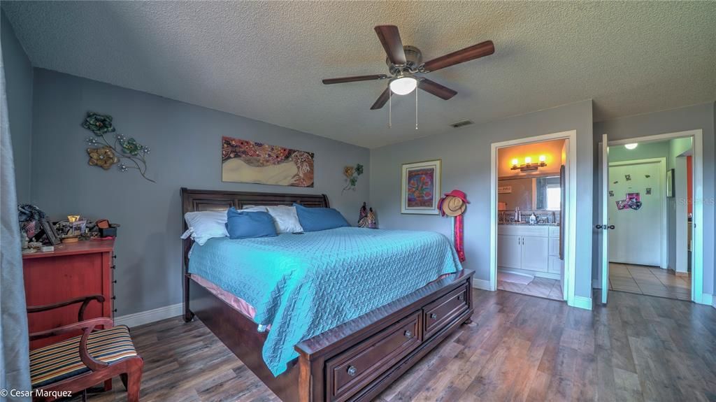 На продажу: $180,000 (2 спален, 2 ванн, 1140 Квадратных фут)