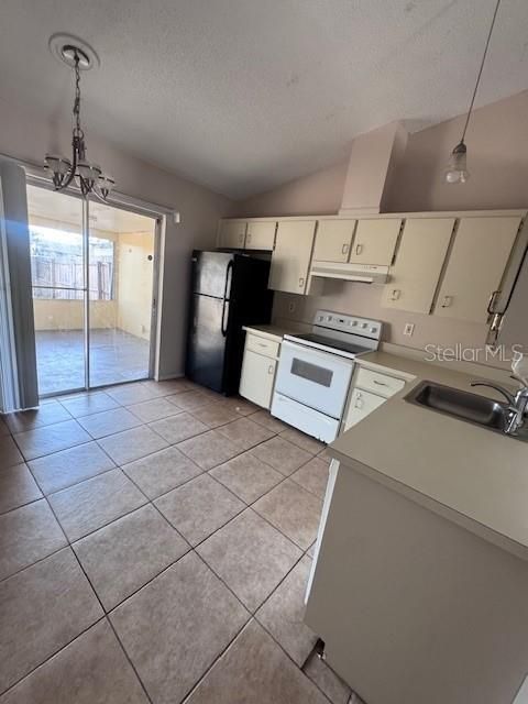 На продажу: $240,000 (2 спален, 2 ванн, 837 Квадратных фут)